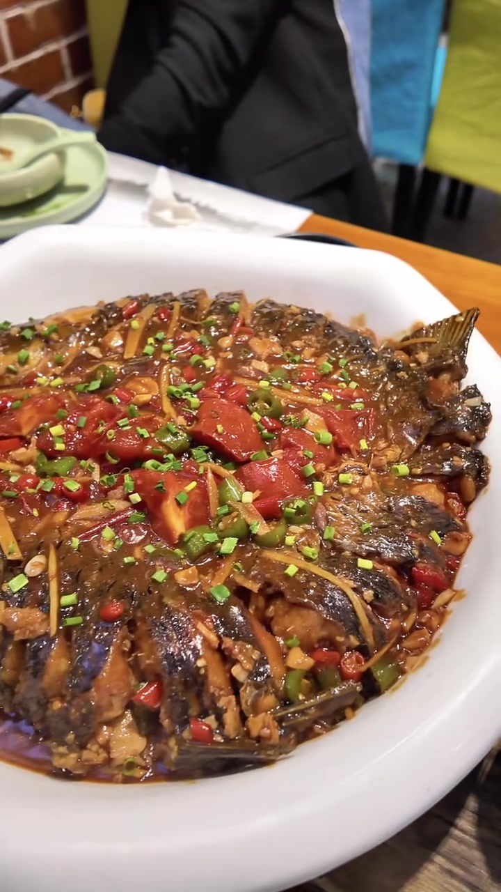 工作之余出来觅食，体验阳朔美食啤酒鱼