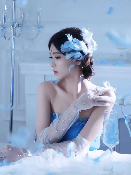 蓝天鹅写真尽显蓝色羽毛之美