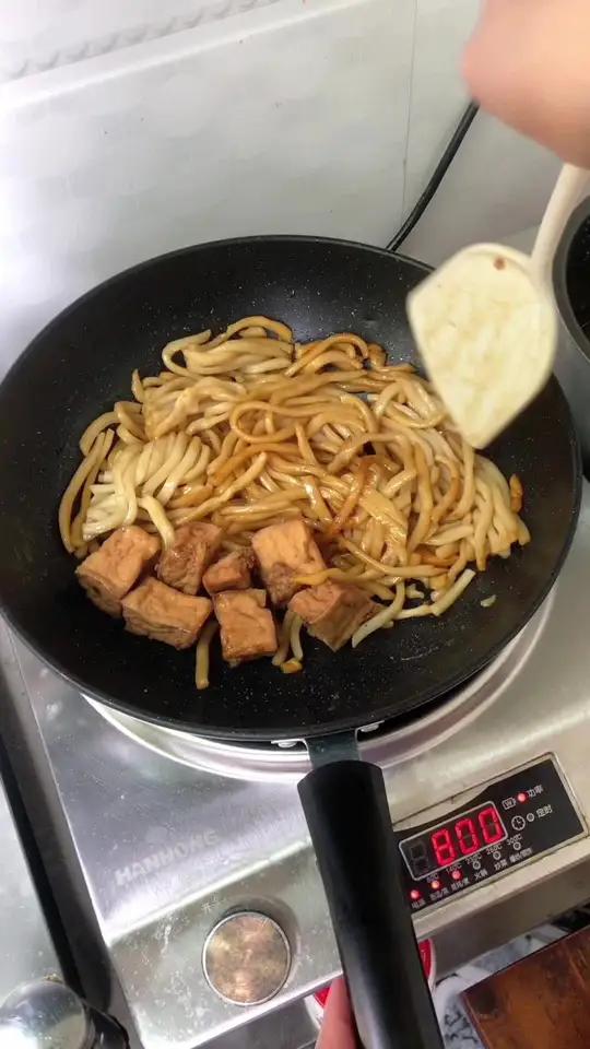 水煮花生没吃完这样做不容易坏,高压排骨汤、豆干面大口大口的吃在家做美食家常菜万物皆可种草