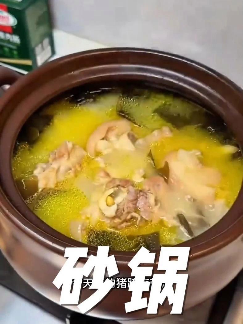 「康舒祥瑞陶瓷砂锅」明火耐热，煲汤炖菜一锅搞定！大容量设计，熬粥焖肉更尽兴。釉面光滑易清洗