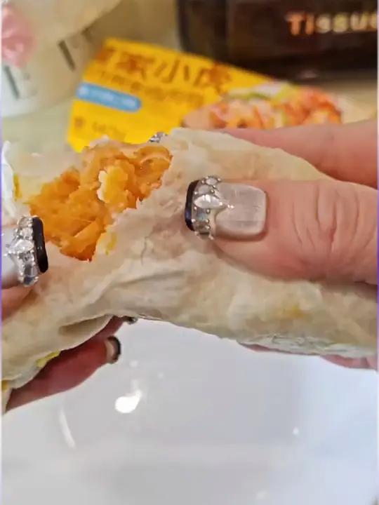 平时早上包子馒头吃腻了!可以尝尝皇家小虎家的墨西哥鸡肉卷!外面是劲道的饼皮,里面包裹着满满