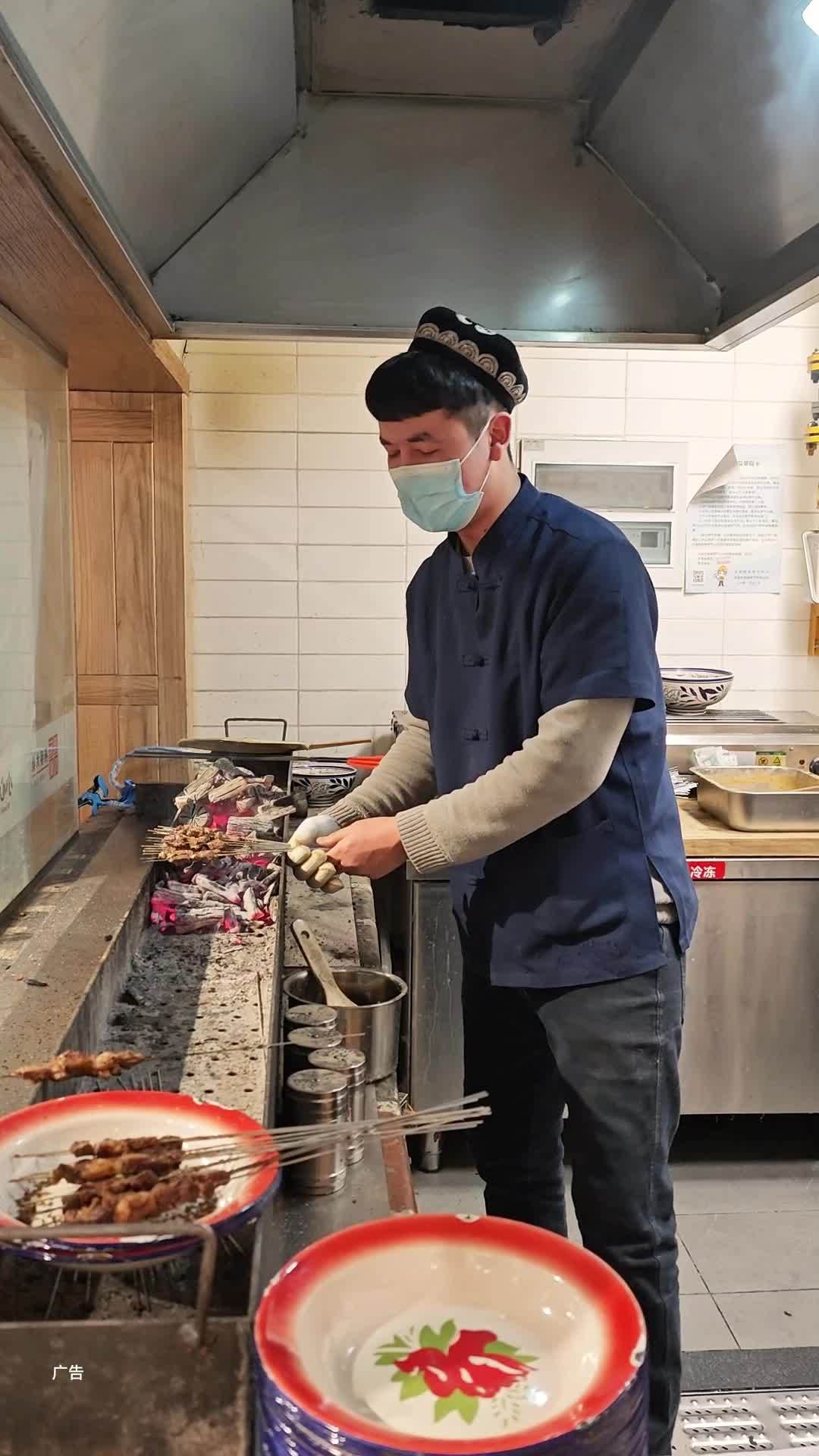 1块钱的肉串儿真的是没谁了。新疆美食 石家庄美食 燕春大集 正宗新疆美食餐厅推荐 牛肉串