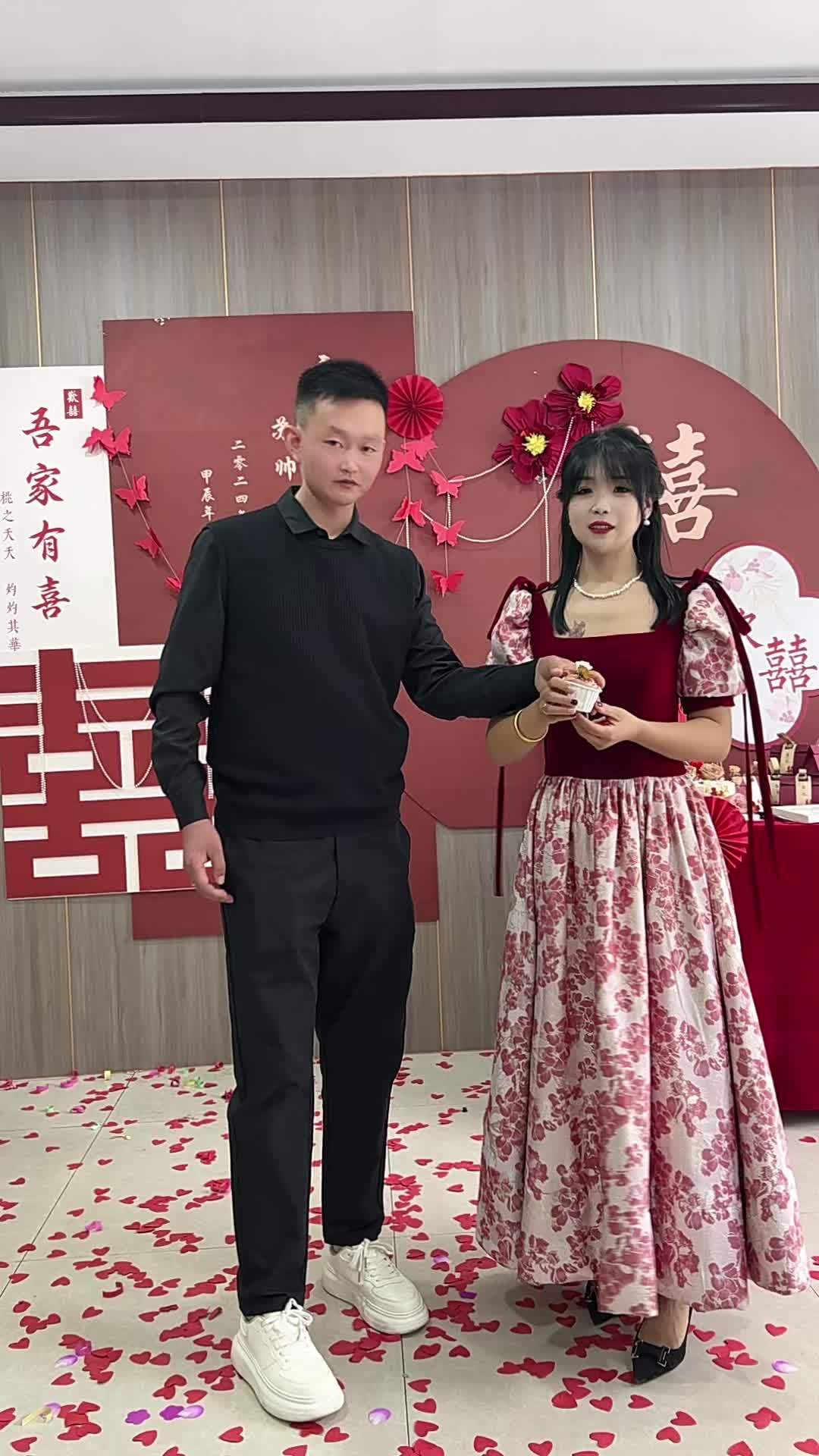 我也终于吃上闺蜜订婚的小蛋糕了 这是我们认识的第16年 很开心你找到人生中值得分享 值得彼