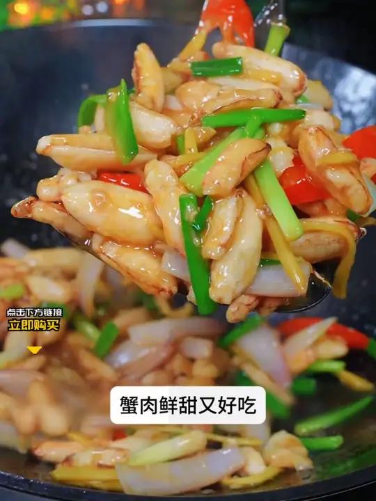 女儿特别喜欢吃螃蟹但又不爱剥壳,今天抽空给她做了一盘毛豆炒蟹钳肉,鲜甜Q弹,肉质饱满,大口
