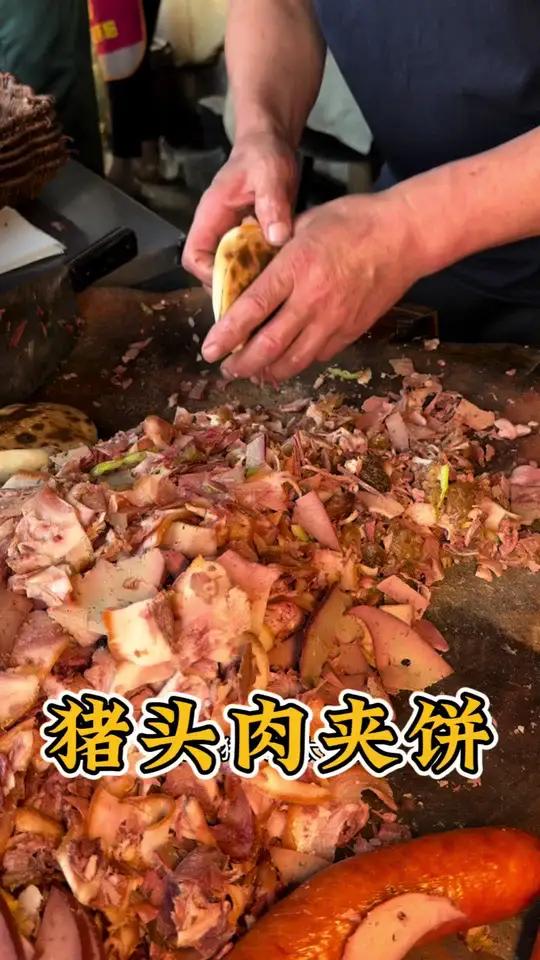 河间的驴肉火烧好吃,但是还有猪头肉夹饼,味道太香了!