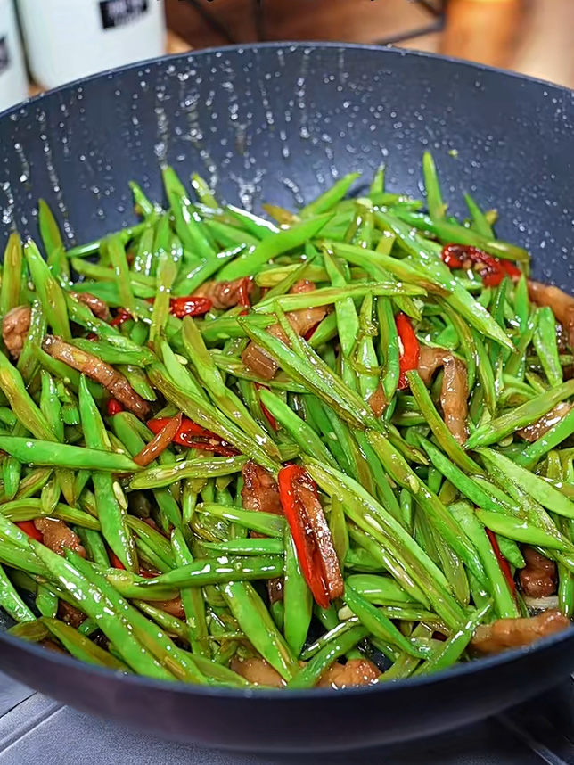 简单又好吃的刀豆炒肉,每次做这个家里的米
