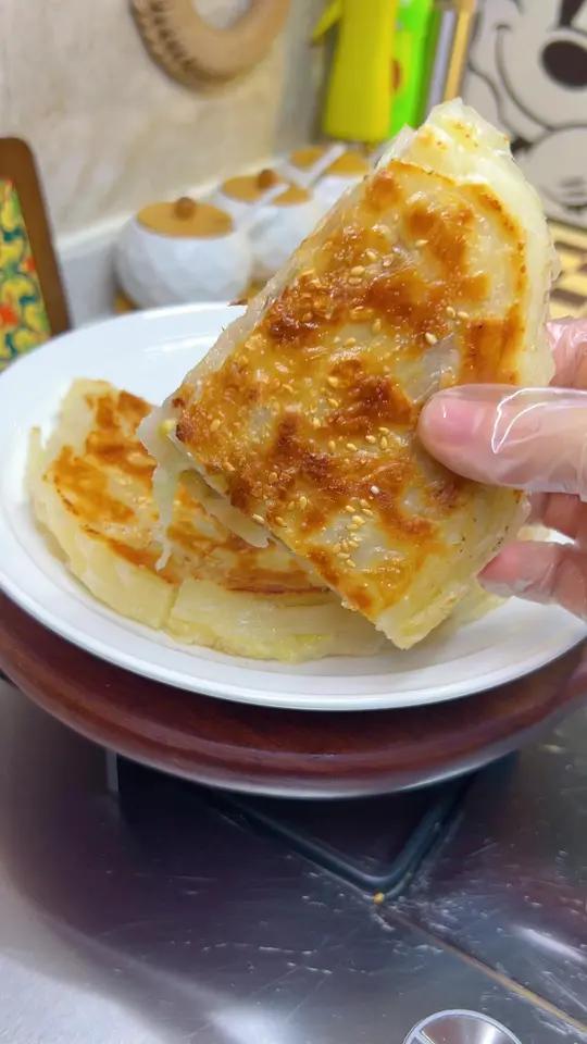 还没吃过爆浆#香蕉芝士饼？外酥里糯香甜拉丝，在家做巨简单！快去试试吧#手抓饼的神仙吃法#香