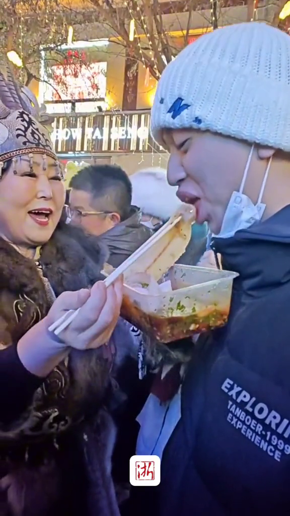 乌苏里江鱼现刨现吃,赫哲族大姐亲手喂到嘴里