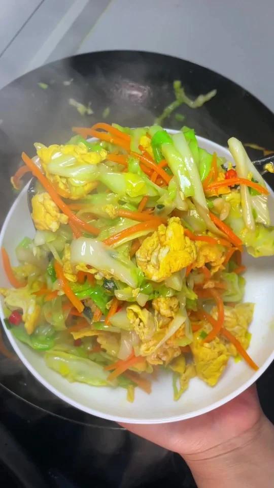 简简单单家常菜～包菜胡萝卜炒鸡蛋