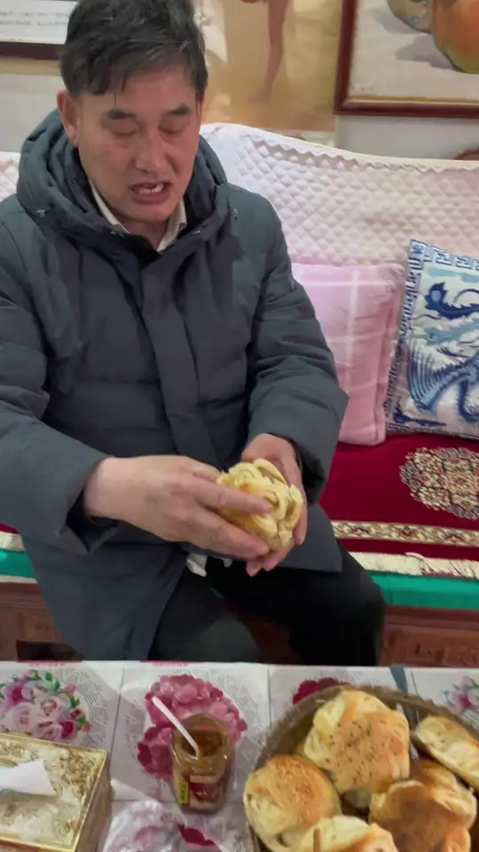 大衣哥朱老师吃的家乡特色，吊炉烧饼