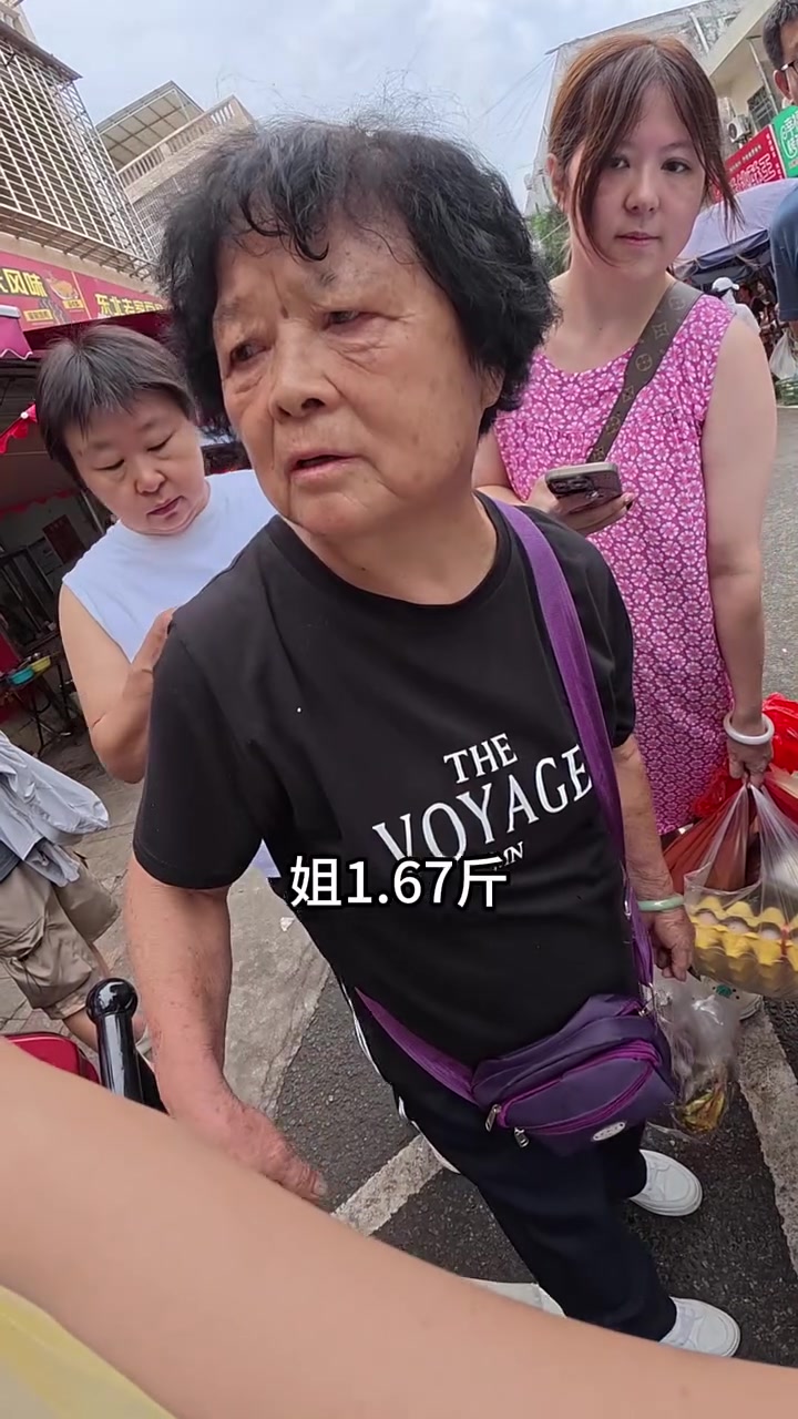 又来摆摊卖海南最大的虾，上次鬼虾被好多人种草，这次二十分钟基本卖光