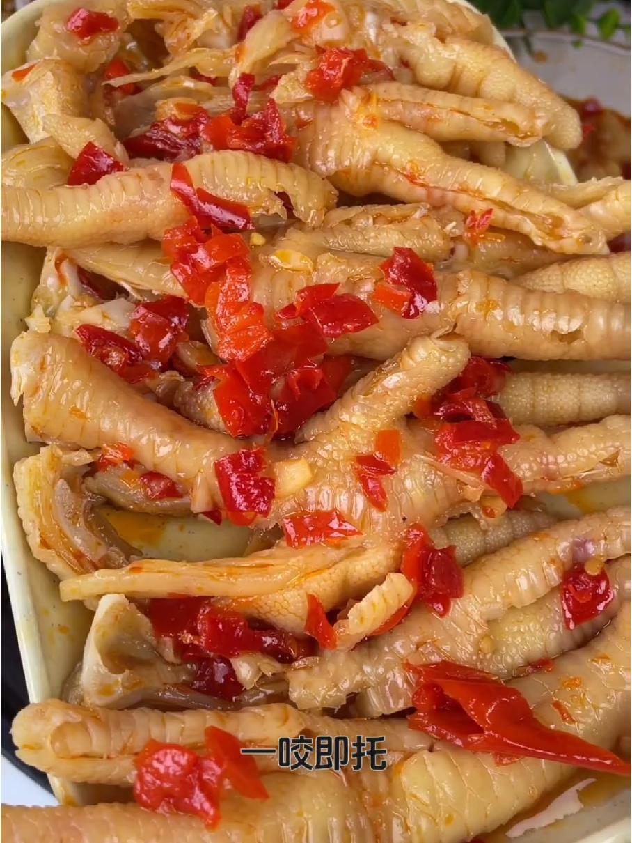 无骨鸡爪,酸辣开胃!三只松鼠的柠檬酸辣无骨鸡爪!每次打开一盒,瞬间被那股酸辣香气吸引。去骨