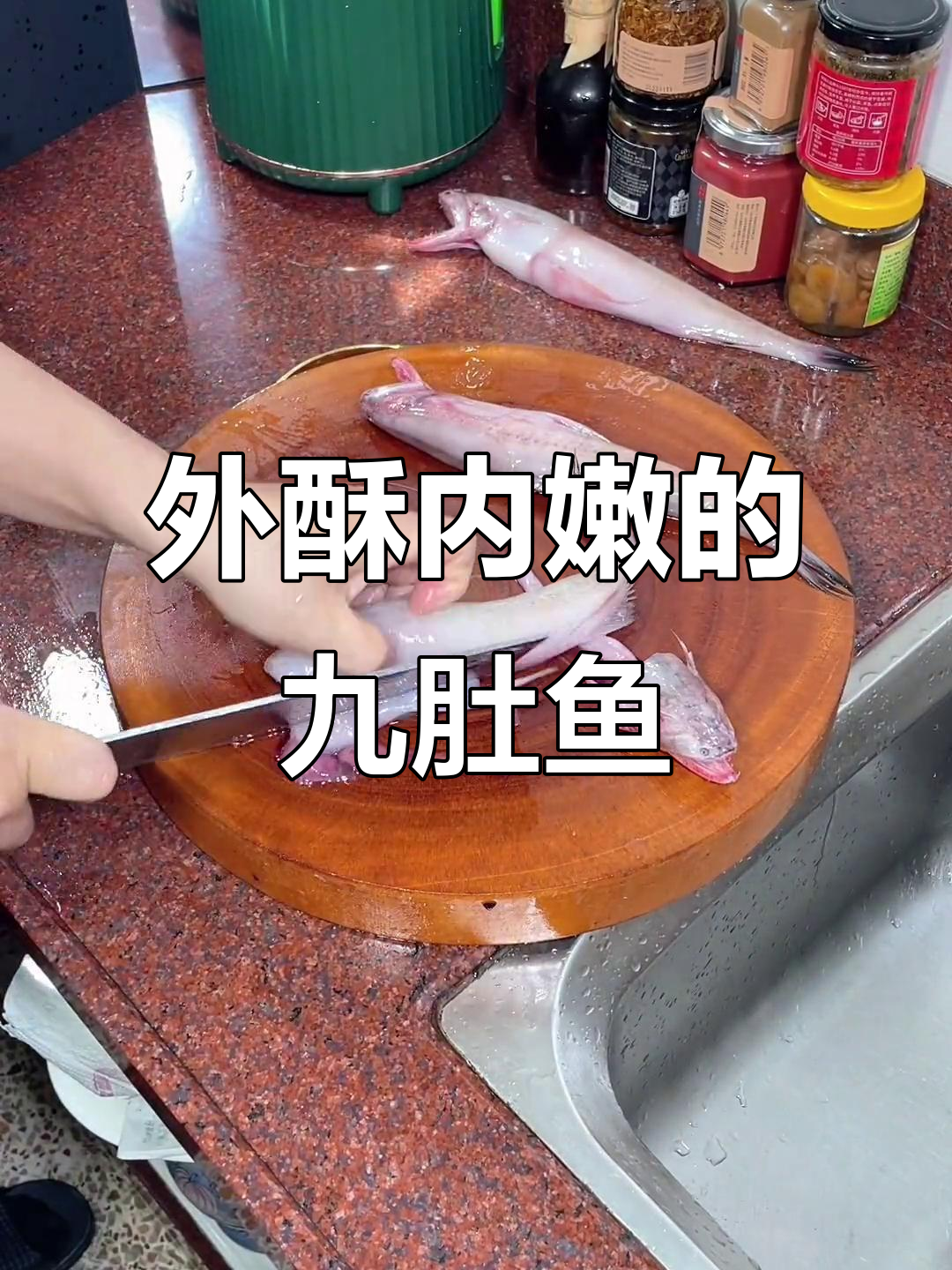 豆腐鱼去骨后，裹脆皮糊炸至金黄酥嫩，外焦里嫩超有味
