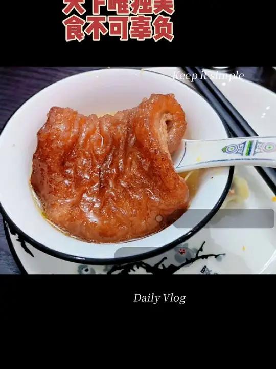 开花皮又称八大块、方块肉,是安徽阜南县的一道特色名菜。- 名字由来:因其肉状为方形,肉皮在