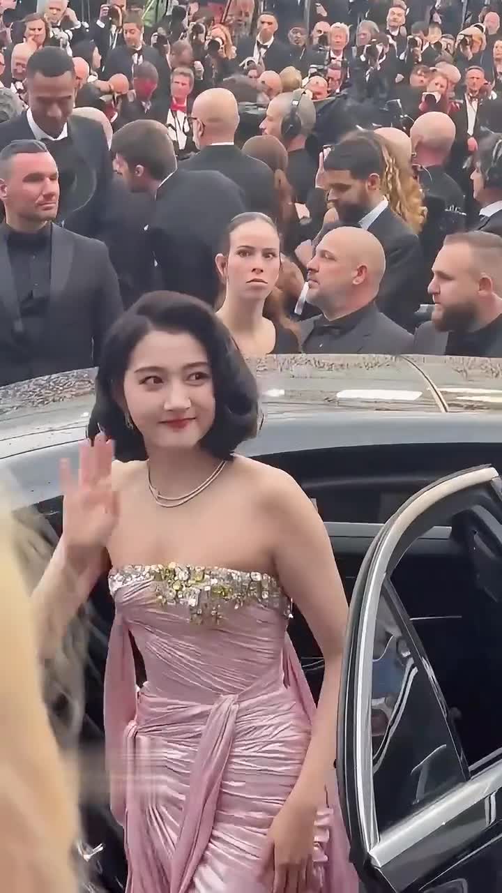 关晓彤穿粉色人鱼姬长裙搭复古短卷发,尽显东方美人魅力