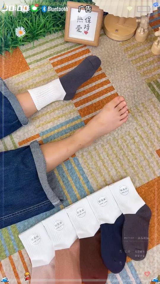 开学穿小白袜总怕洗不干净?那就试试这款100%棉的抗菌防臭袜,深色袜底白色袜筒穿上鞋秒变小