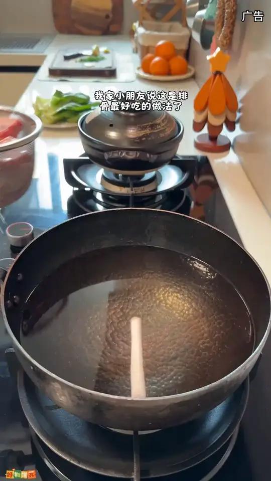 我们家自从吃了梅酱排骨,就再也不惦记糖醋排骨了,酸酸甜甜的还不腻口,大人小孩都爱吃