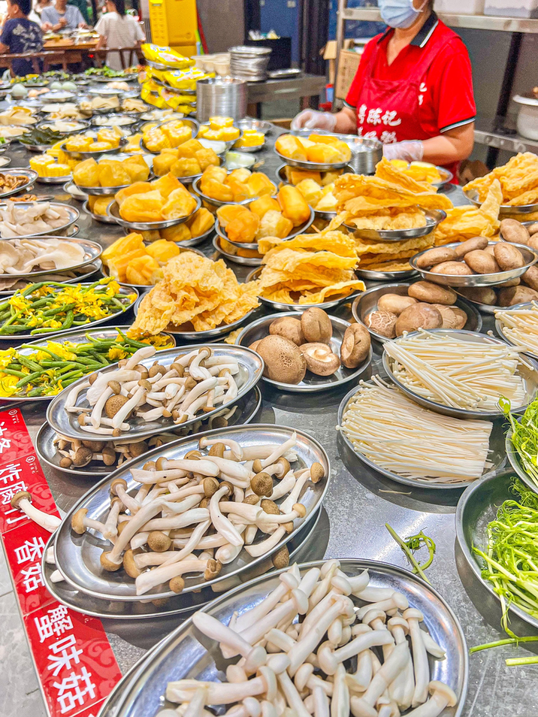 来广州一定要试试5r一碟的自助粥底火锅!