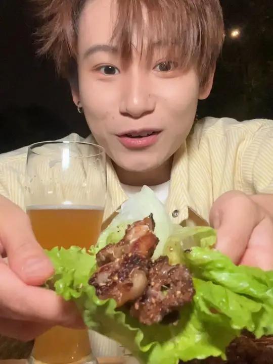 半夜吃路边摊喝酒!今天宵夜吃烧烤+冰啤酒!