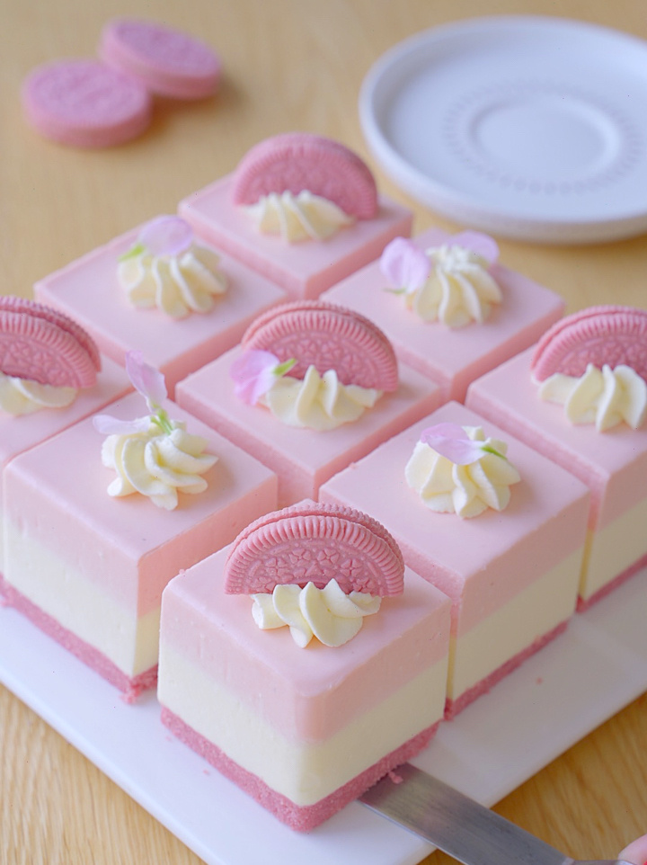 奥利奥草莓冻芝士蛋糕,带上它去春游吧～