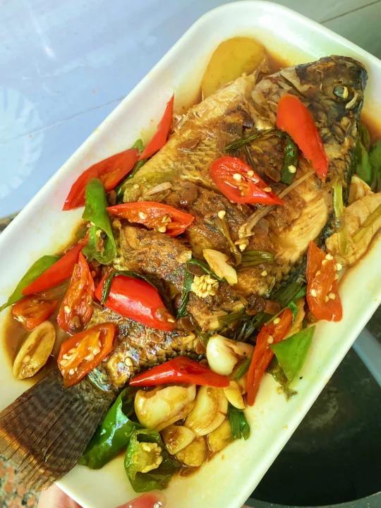 香焖罗非鱼,滑嫩入味,巨好吃!照着做,不会有腥味!鱼不会碎!煎鱼不会粘锅!1罗非鱼洗净,鱼