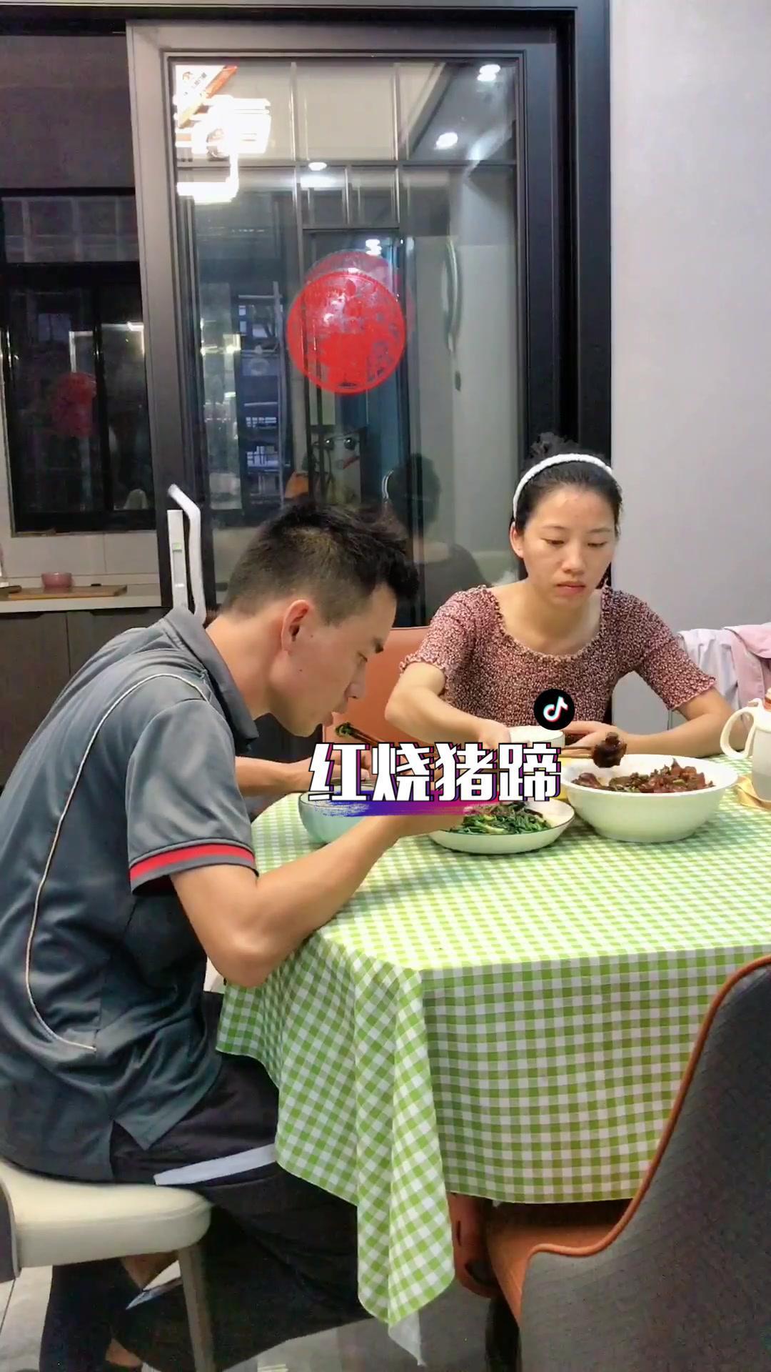 记录一屋两人的一餐,月底发工资了,买个猪蹄回来红烧 记录真实生活 普通人的生活