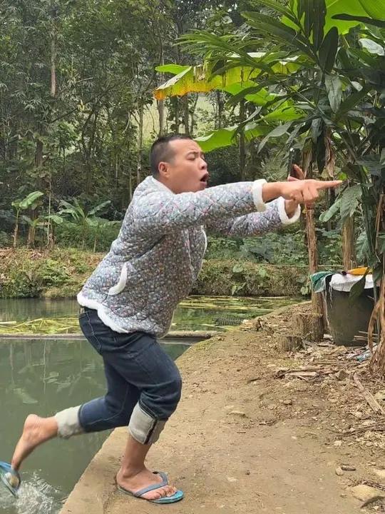 抖音上跟小姐姐学习跳舞……#情深依旧朱俊卫广场舞零基础学舞蹈敏哥哥