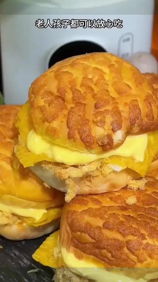 一口下去多重口感 外面是虎皮蛋糕胚 里边有鸡肉松和奶酪夹心,一口爆浆真的好好吃!