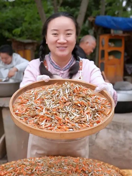 渔民自家小干货小鱼小虾,不腥不苦无泥沙,炒辣椒韭菜下饭开胃又好吃