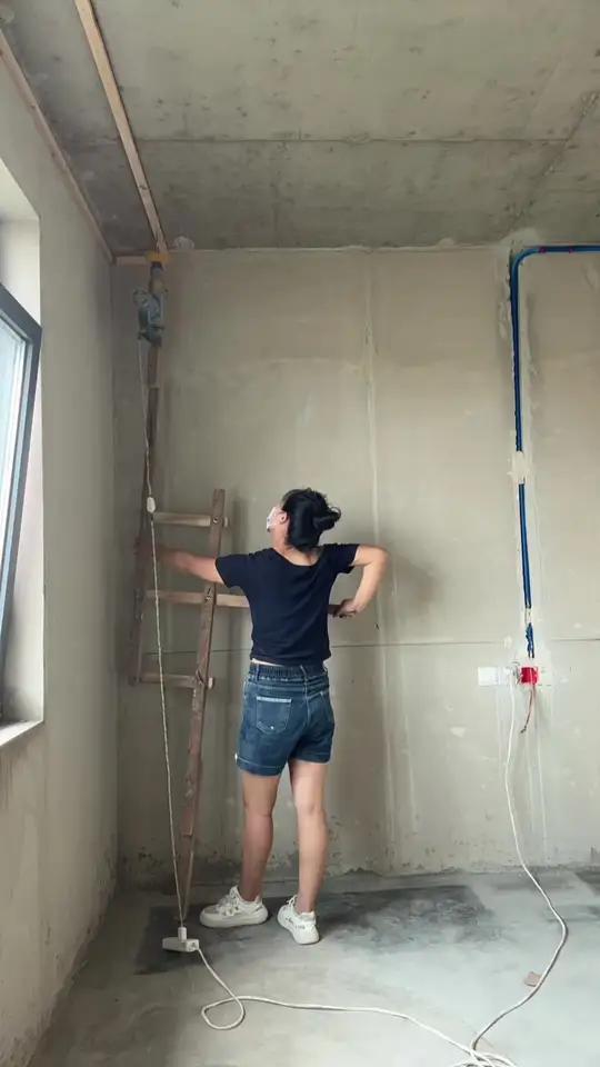 自制打孔架真的省时省力 施工现场实拍电锤打孔窗帘盒