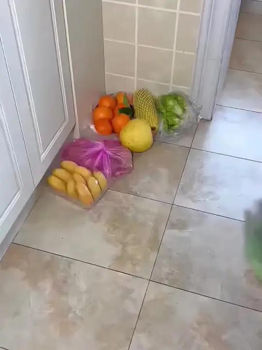 买回来的瓜果蔬菜不要放在地上了,放在这个 果蔬置物架 拿取方便,也不影响打扫卫生,非常实用