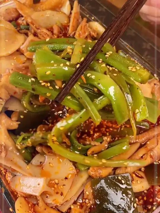 川渝口味的麻辣鲜香,有荤有素一大盘简直太过瘾了乐山钵钵鸡麻六记冷吃钵钵鸡椒麻大杂烩无骨鸡爪