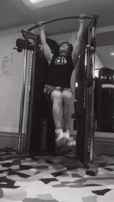 于毅 灵摆每个地方演出,我都要做一些运动保持体力气息,可以完成音乐剧里一些高音长音,累不累