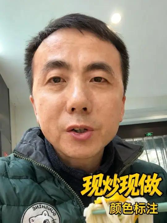老乡鸡用颜色来标注菜品加工等级,绿色是现炒的,黄色是半预制,红色是复热预制,清清楚楚一目了