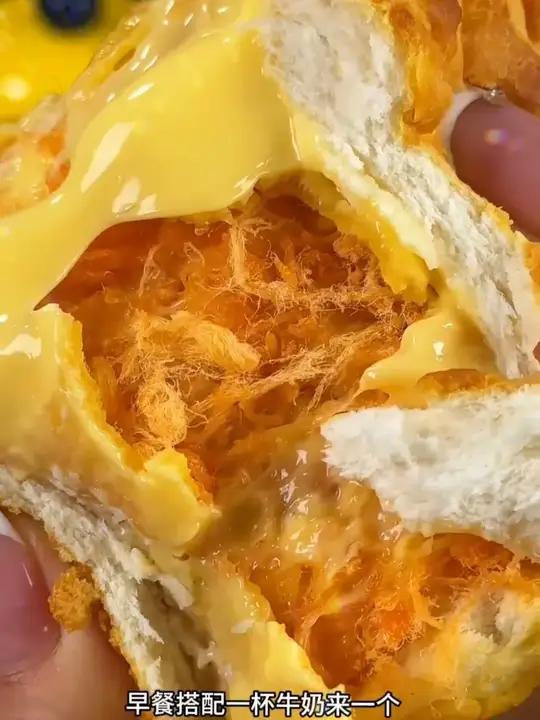 外面是酥软的虎皮汉堡胚,里面是满满的蛋皮肉松盐烧乳酪夹心,一口爆浆太过瘾了!三只松鼠 肉松