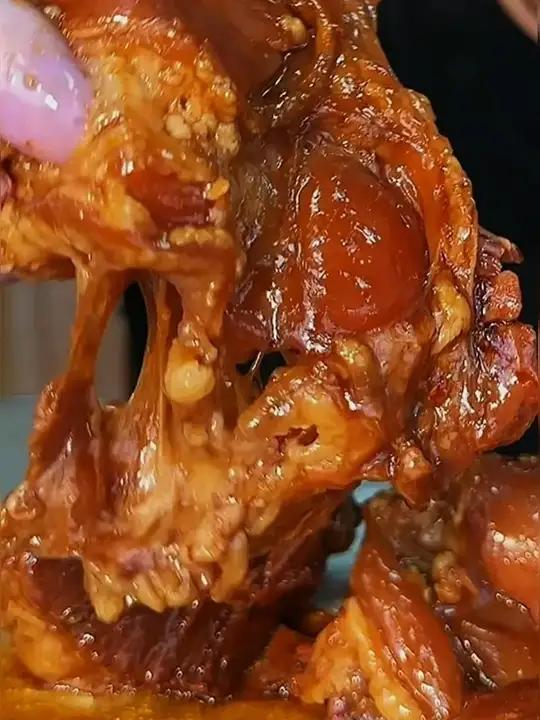 红烧牛窝骨带筋带肉带一点脂肪,煮的烂烂乎乎的到家了上锅蒸一下就能直接吃