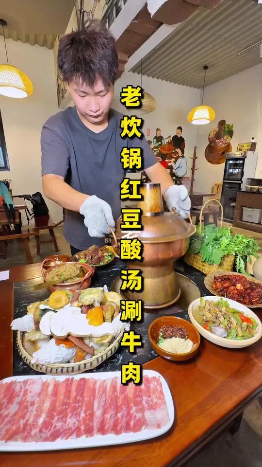 「特色菌火锅推荐」牛排菌火锅用炊锅煮出来,不仅好吃还别有一番风味,不错不错,蛮有特色的,附