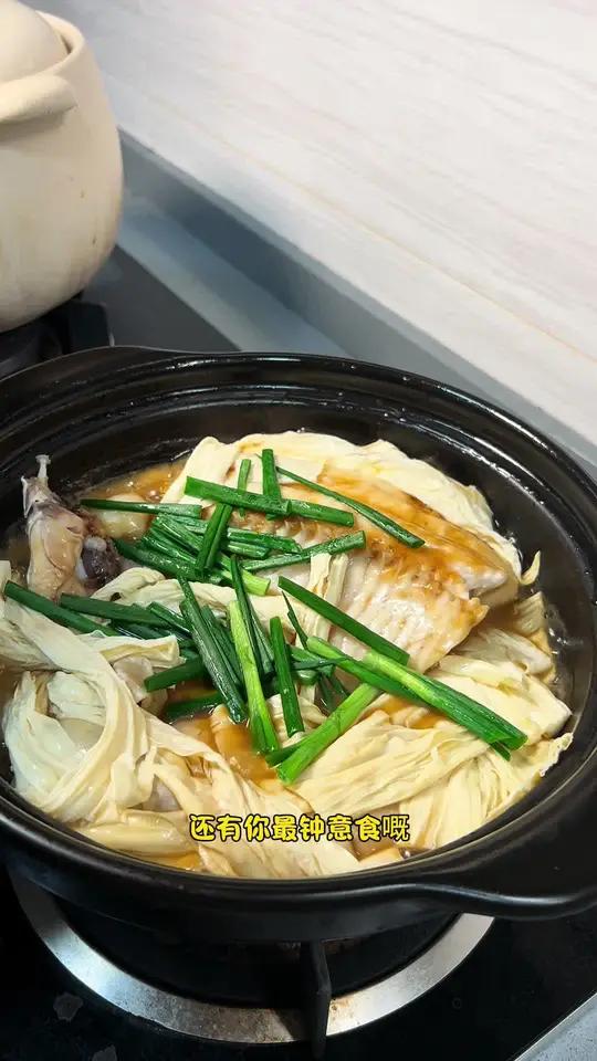 今天做一个经典家常菜,腐竹焖鱼腩 好吃的还是腐竹吸收了鱼的鲜味