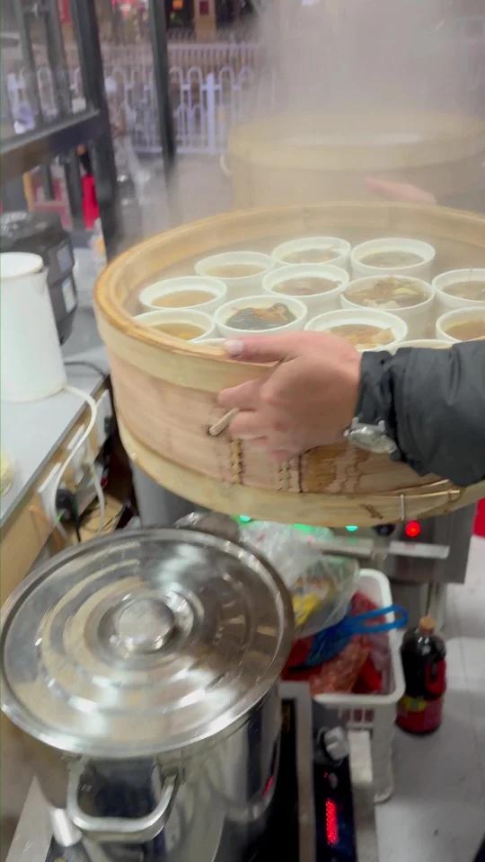 光泽人吃炖罐就讲究一个鲜。虫草排骨、鲍鱼乌鸡、羊肚菌土鸡、茶树菇老鸭等二十多种炖品可选择。