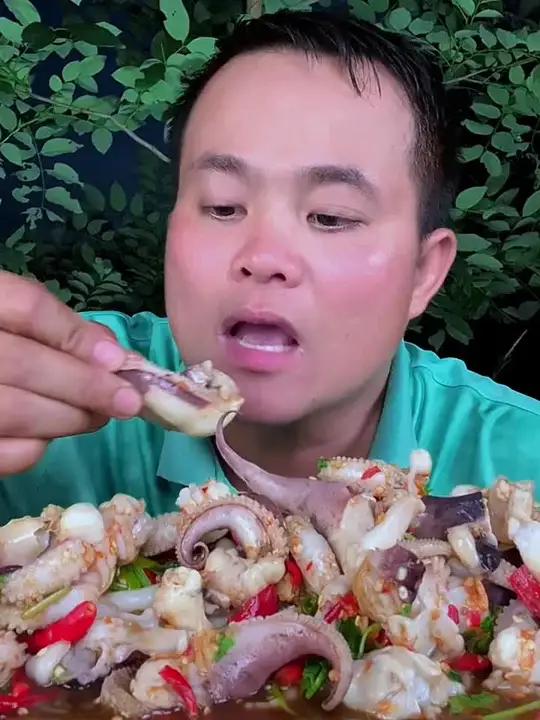 泰式酸辣凉拌脆脆的墨鱼须 泰国大叔泰国美食泰国生活内容启发搜索喜欢吃海鲜的朋友记得关注我哦