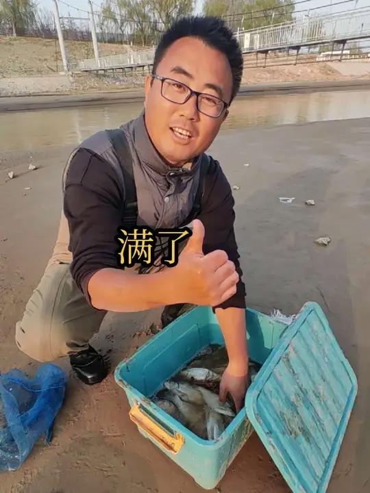 闸口开闸真出鱼,展示鱼获刚子发财了