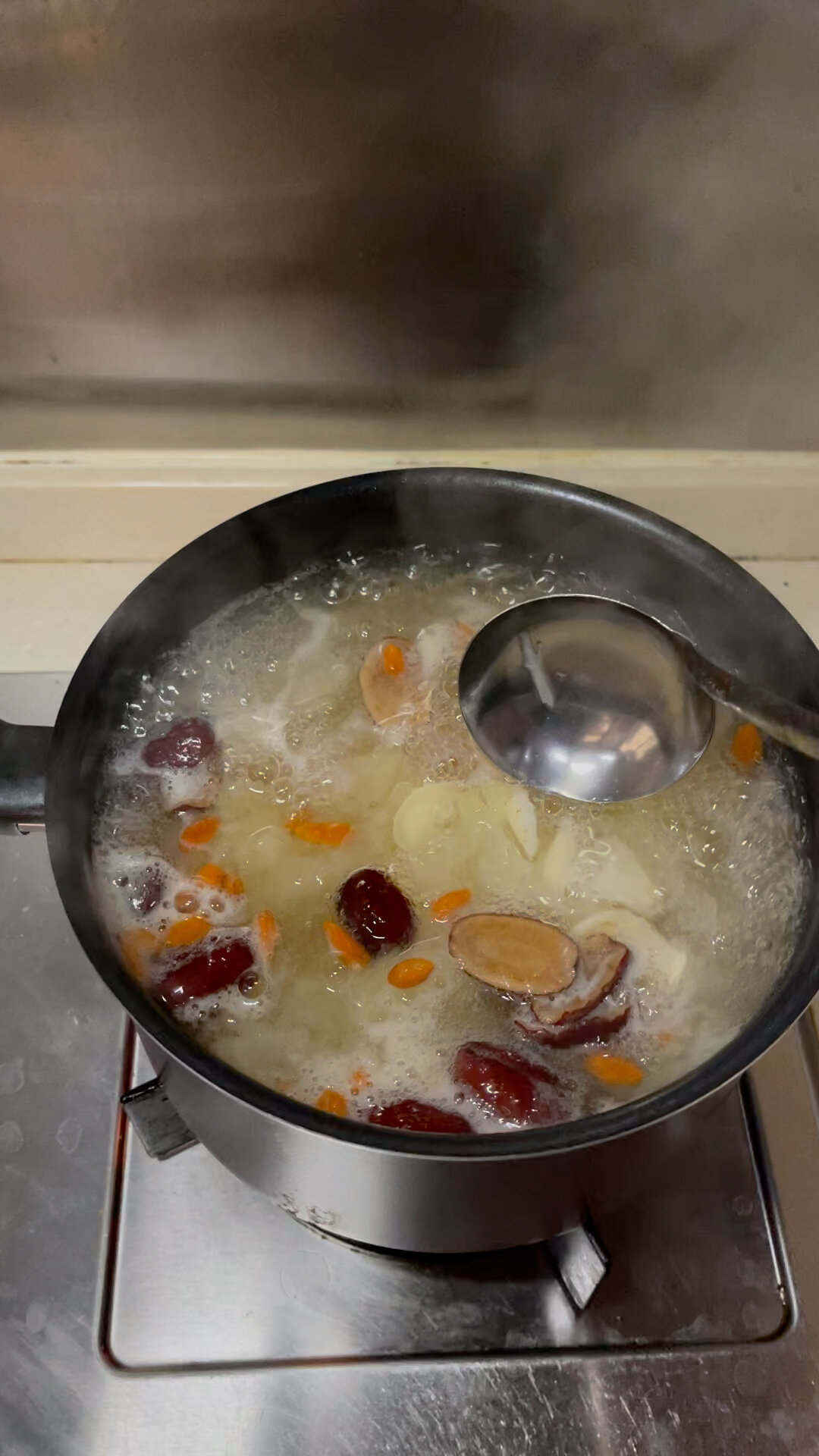 银耳莲子百合红枣枸杞羹