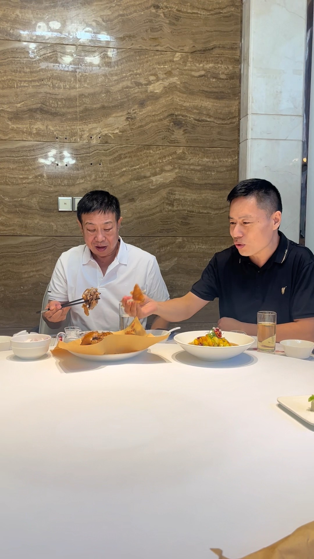 到郑州必吃的特色美食：须水邓记叫化鸡猪蹄，非遗老字号！