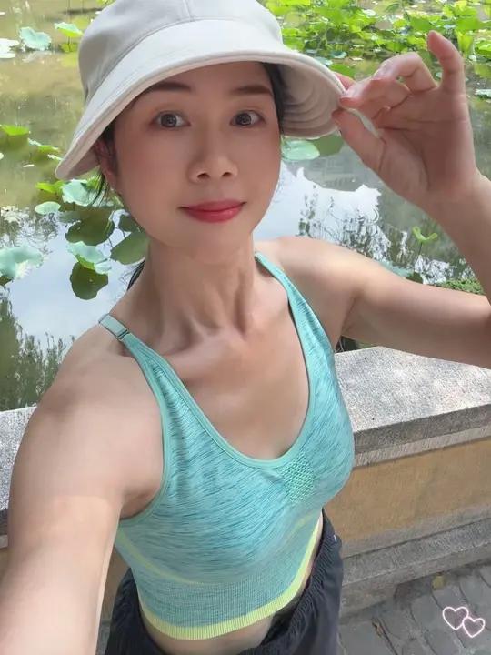 大家早鸭 日光浴每天打卡自律遇见更好的自己运动女孩纪录美好生活