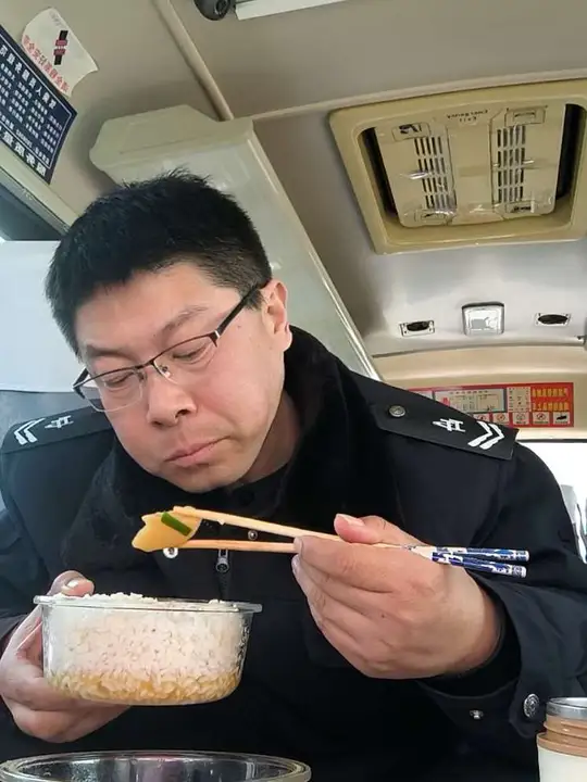 老爸又来送饭了！今天妈妈做的土豆炖红烧肉，炒芹菜，一个沃柑，一杯日照绿茶，简简单单的饭菜里