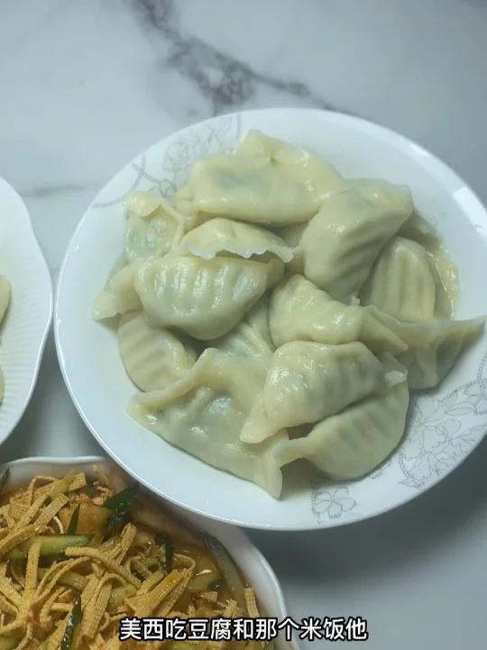 韭菜猪肉水饺搭配家常凉菜 是你的最爱不