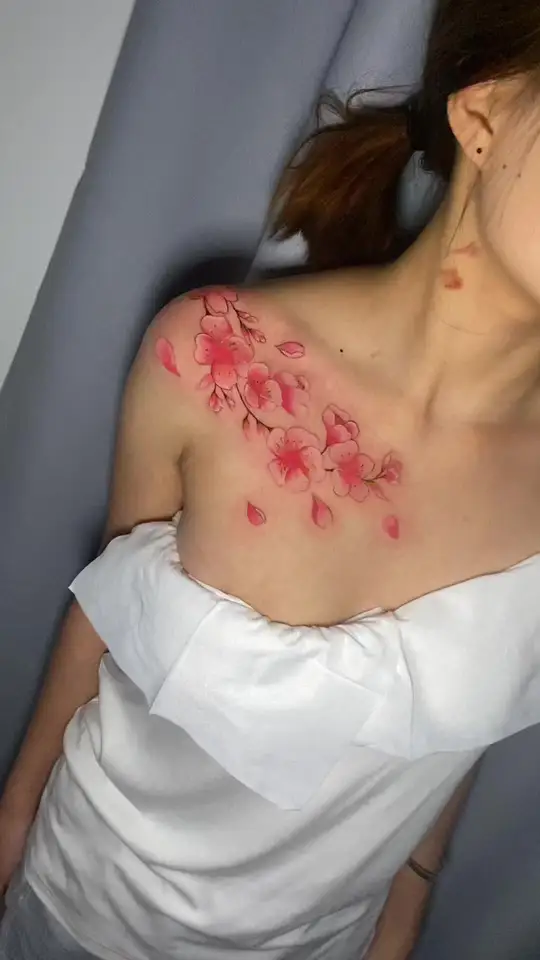 女生粉白樱花纹身,展现别样浪漫风情