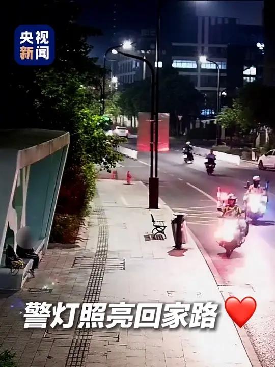 满满的安全感!小朋友坐车不知下错站,从午后一直等到天黑,无助时拨打了110求助,铁骑及时赶