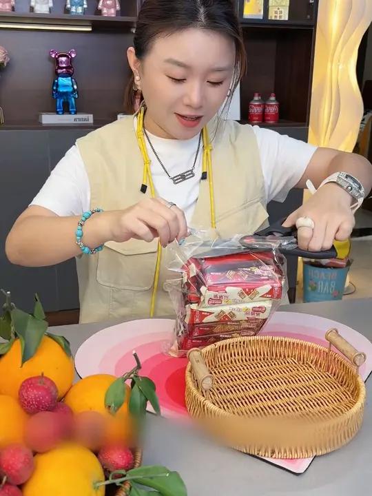 CC 脆脆鲨巧克力牛奶威化饼干,外层巧克力丝滑即化,内层威化酥脆绵软,融合牛奶甜美。学习、