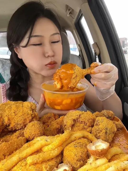 芝士锅粉炸鸡配辣茫茫酱太好吃啦 合理饮食 拒绝浪费 多人食用哦 闺蜜和我一起吃啦#妈呀太香